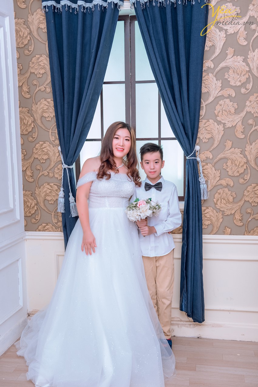 mẹ mặc váy cưới chụp ảnh cùng con trai