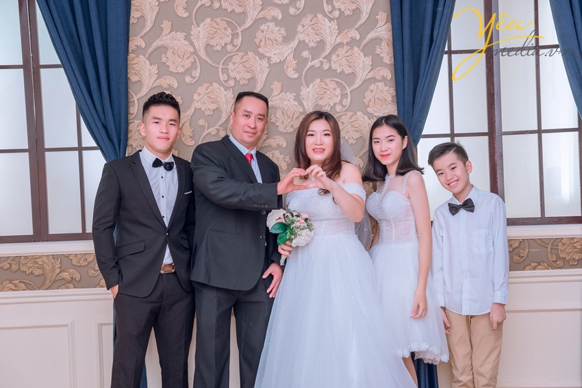 gia đình 5 người chụp ảnh trong studio nào ở hà nội