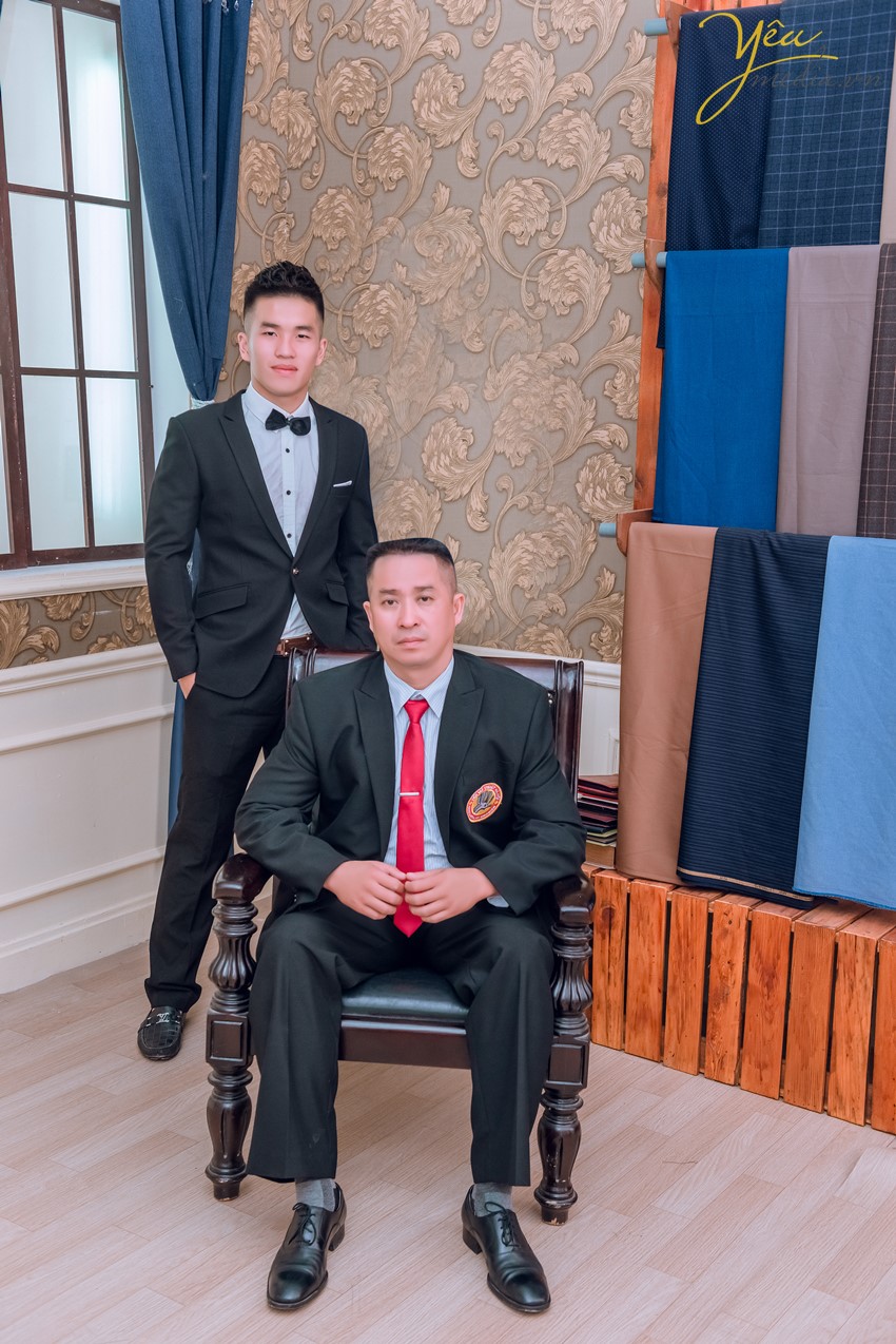 hai bố con điển trai chụp ảnh mặc vest