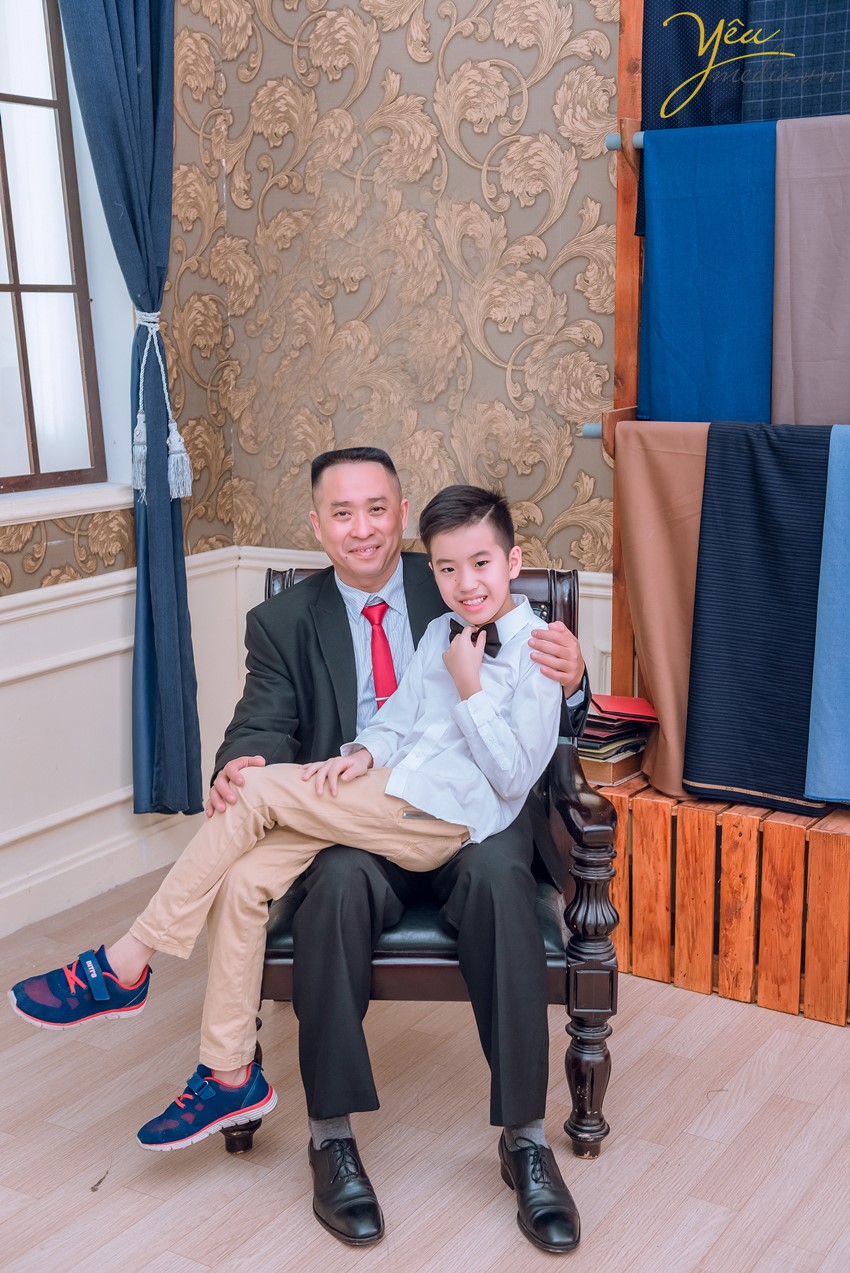 bố và con trai út chụp ảnh trong phim trường hà nội