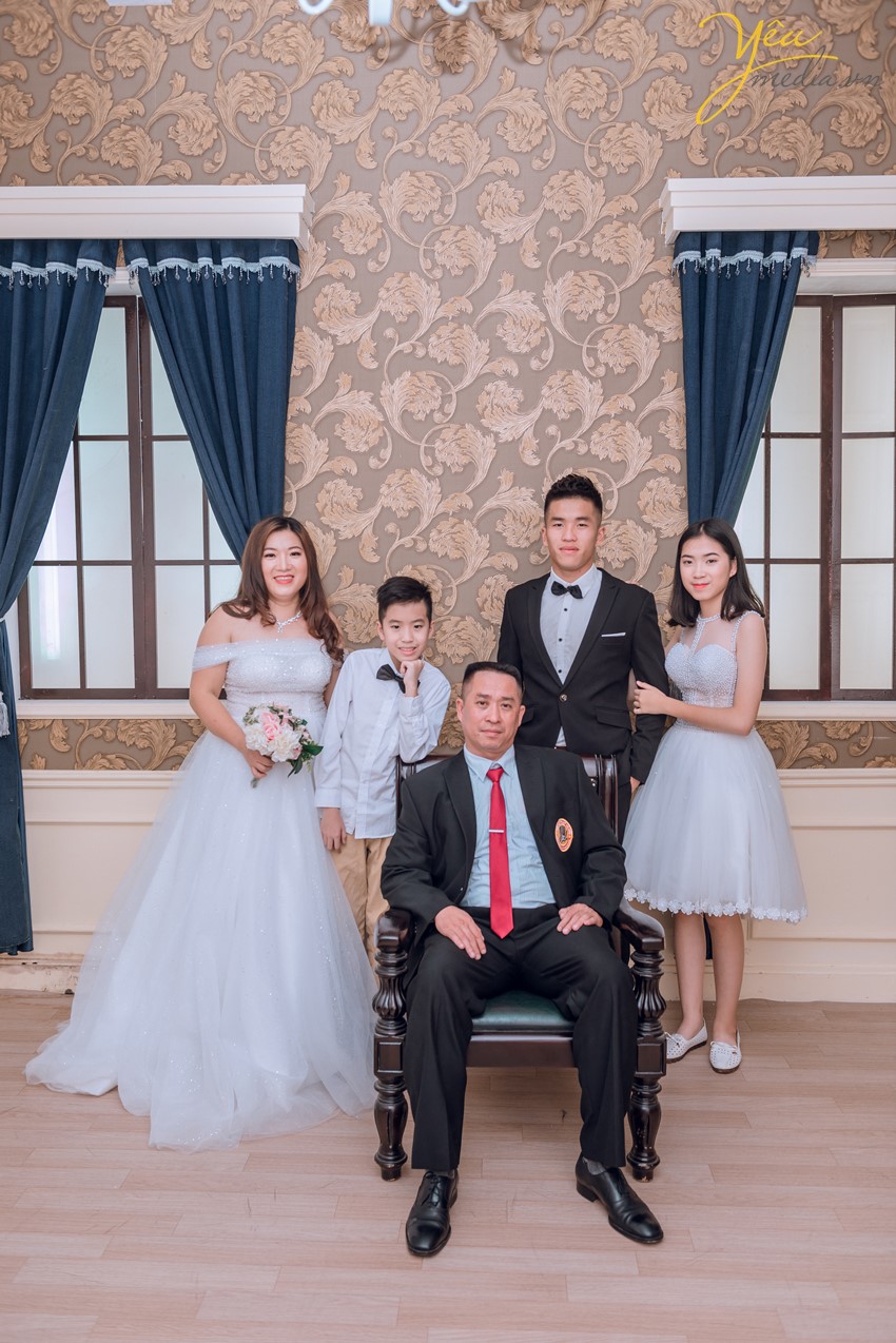 cả gia đình 5 người chụp ảnh tại studio yêu media hà nội