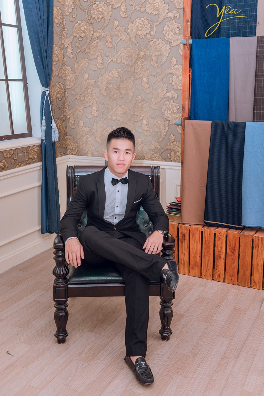 con trai lớn đàn ông mặc vest chụp ảnh tại phim trường hà nội
