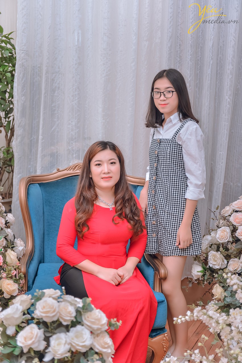mẹ và con gái chụp ảnh tại studio hà nội
