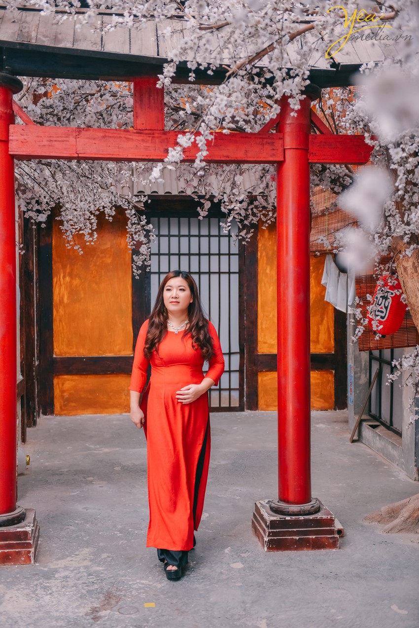 chụp ảnh cùng áo dài đỏ ở yêu media hà nội