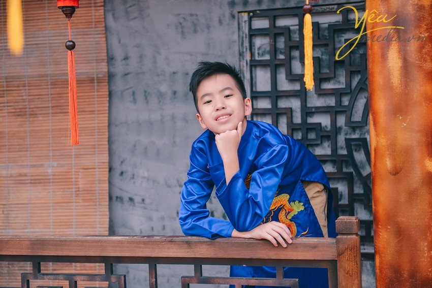 con trai chụp ảnh áo dài trong studio rosa