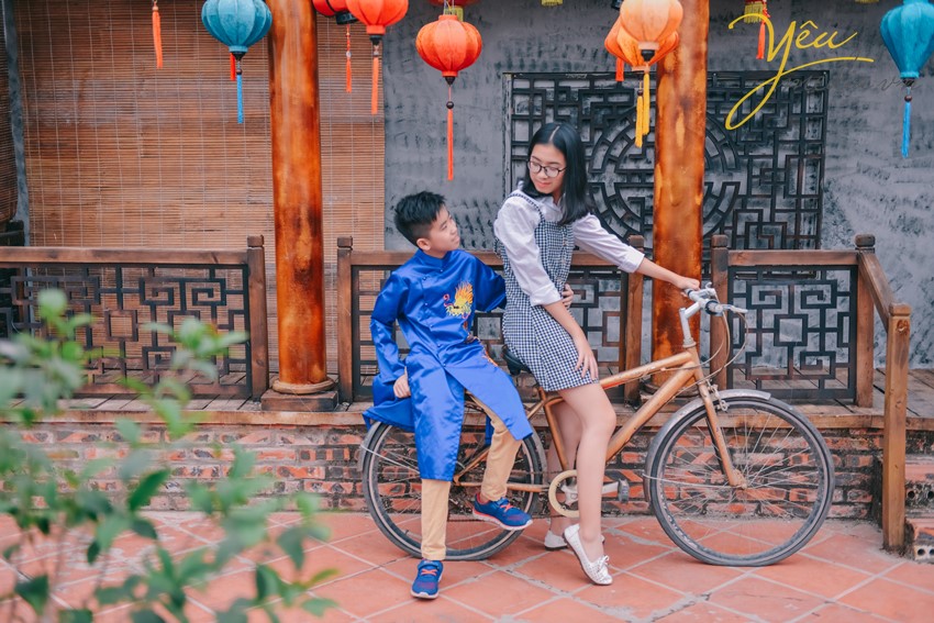 chụp ảnh hai chị em ngồi trên xe đạp yêu media