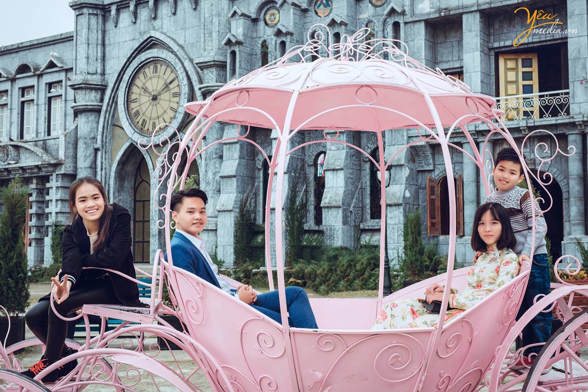 chụp ảnh gia đình tại Smiley Ville