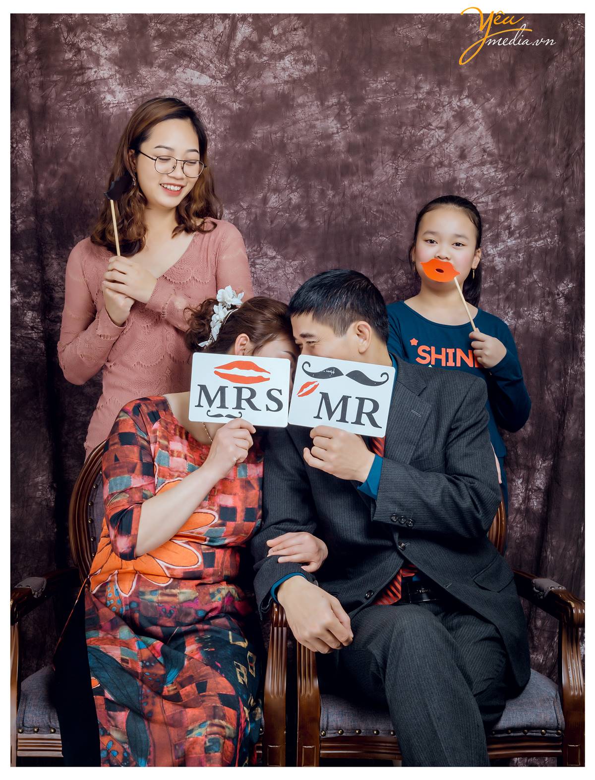 chụp ảnh gia đình tại studio