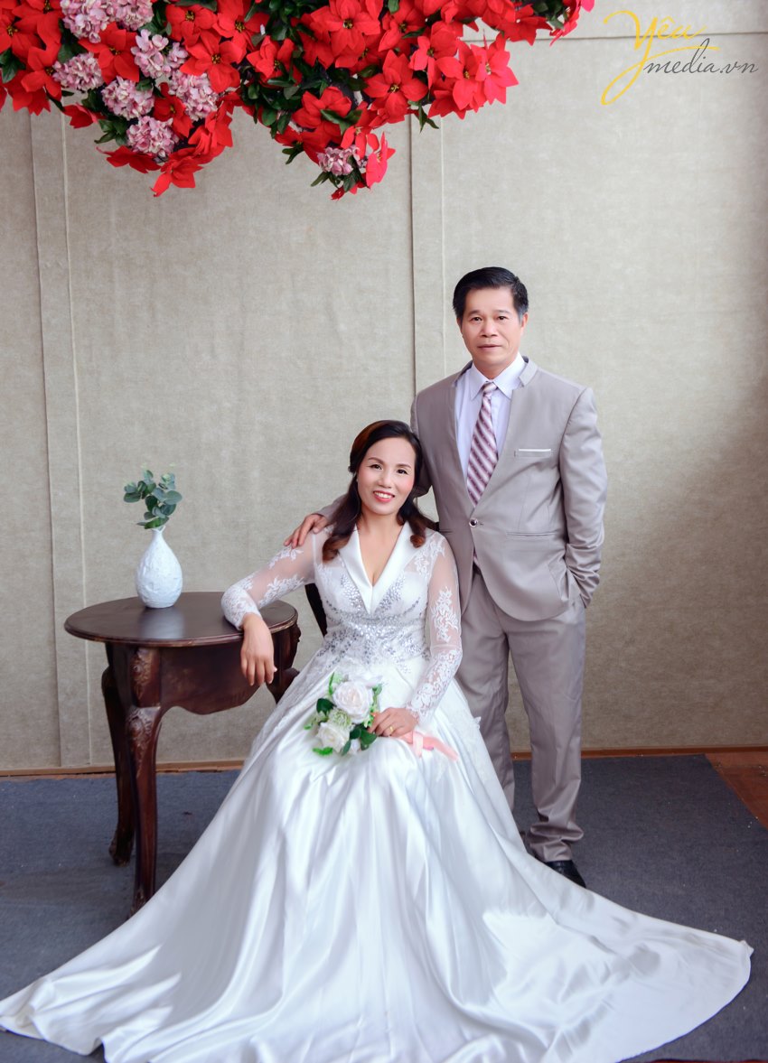 Sau đó phong trào chụp hình ngoại cảnh phát triển, phần nào bù đắp được thiếu sót so với khi chỉ chụp trong studio, các bức hình sống động hơn trong một không gian rộng lớn, nhiều hoa lá cỏ cây, mây trời sông nước. Những ưu điểm mà khi chụp hình cắt ghép tại studio không thể nào đáp ứng. Nhưng nếu mong muốn chụp hình theo những phong cách khác nữa thì sao? Phim trường ra đời mang đến thêm đồng thời làm phong phú thêm các dịch vụ chụp hình của các studio, giúp các nhiếp ảnh gia tận hứng sáng tạo với hàng trăm góc chụp khác nhau mang đến chất lượng các bộ ảnh hoàn hảo vượt trội hơn rất nhiều so với những cách chụp hình truyền thống vốn có.