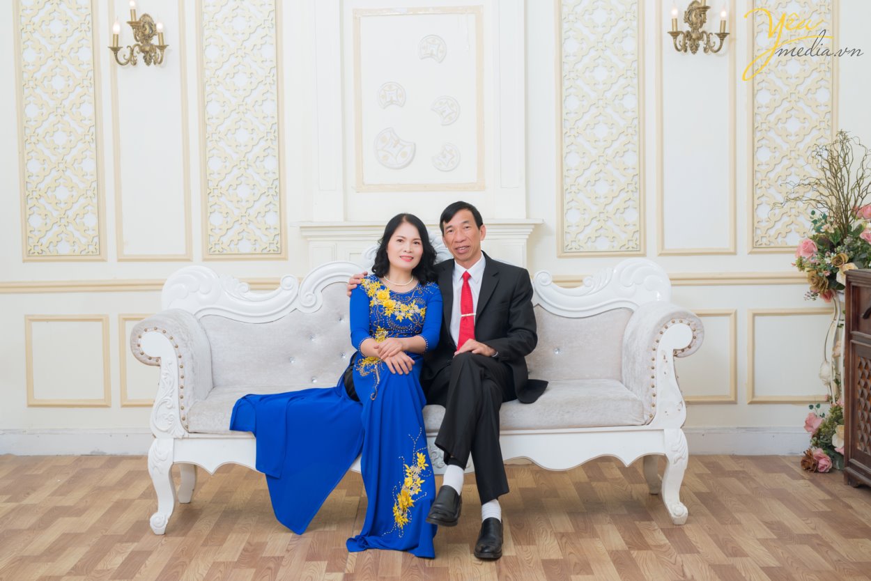 Với những lí do này, gia đình chị Thúy đã book Yêu Media với dịch vụ chụp ảnh gia đình trong phim trường Rosa nằm trên phố Lê Trọng Tấn ở Hà Nội - vừa thuận tiện đi lại, chi phí phải chăng, thời gian di chuyển ngắn, lại nhiều bối cảnh để chụp ảnh. Hãy cùng Yêu Media ngắm bộ ảnh album gia đình đầy tình yêu thương của gia đình chị Thúy nhé!