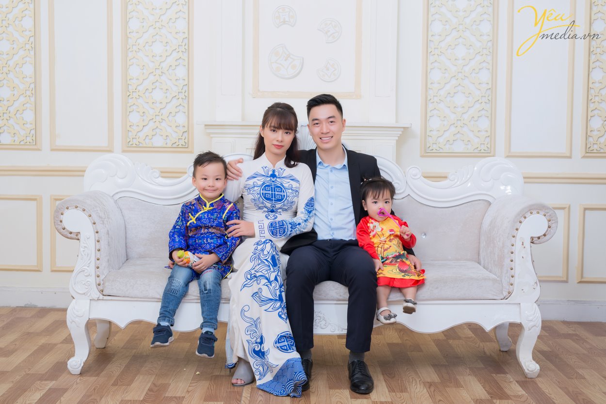 Với những lí do này, gia đình chị Thúy đã book Yêu Media với dịch vụ chụp ảnh gia đình trong phim trường Rosa nằm trên phố Lê Trọng Tấn ở Hà Nội - vừa thuận tiện đi lại, chi phí phải chăng, thời gian di chuyển ngắn, lại nhiều bối cảnh để chụp ảnh. Hãy cùng Yêu Media ngắm bộ ảnh album gia đình đầy tình yêu thương của gia đình chị Thúy nhé!