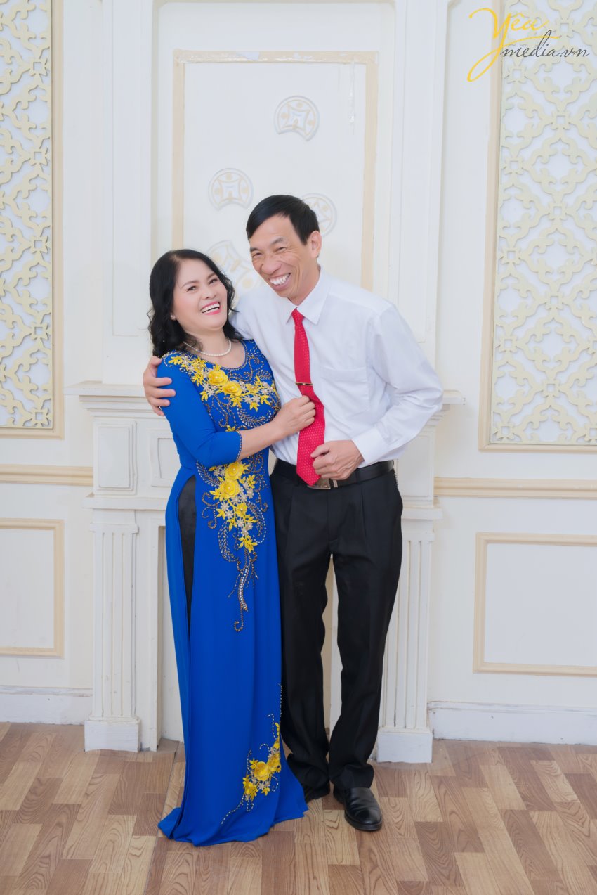 Với những lí do này, gia đình chị Thúy đã book Yêu Media với dịch vụ chụp ảnh gia đình trong phim trường Rosa nằm trên phố Lê Trọng Tấn ở Hà Nội - vừa thuận tiện đi lại, chi phí phải chăng, thời gian di chuyển ngắn, lại nhiều bối cảnh để chụp ảnh. Hãy cùng Yêu Media ngắm bộ ảnh album gia đình đầy tình yêu thương của gia đình chị Thúy nhé!