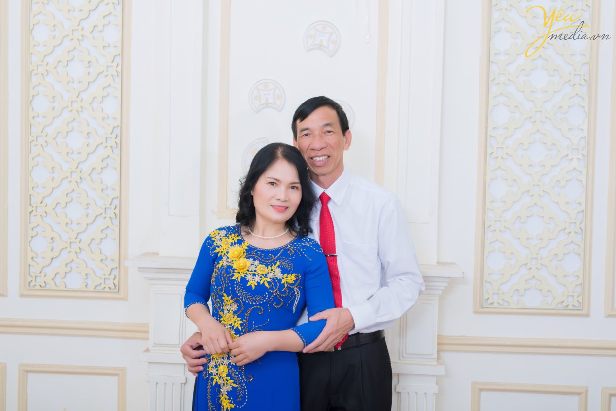 Với những lí do này, gia đình chị Thúy đã book Yêu Media với dịch vụ chụp ảnh gia đình trong phim trường Rosa nằm trên phố Lê Trọng Tấn ở Hà Nội - vừa thuận tiện đi lại, chi phí phải chăng, thời gian di chuyển ngắn, lại nhiều bối cảnh để chụp ảnh. Hãy cùng Yêu Media ngắm bộ ảnh album gia đình đầy tình yêu thương của gia đình chị Thúy nhé!