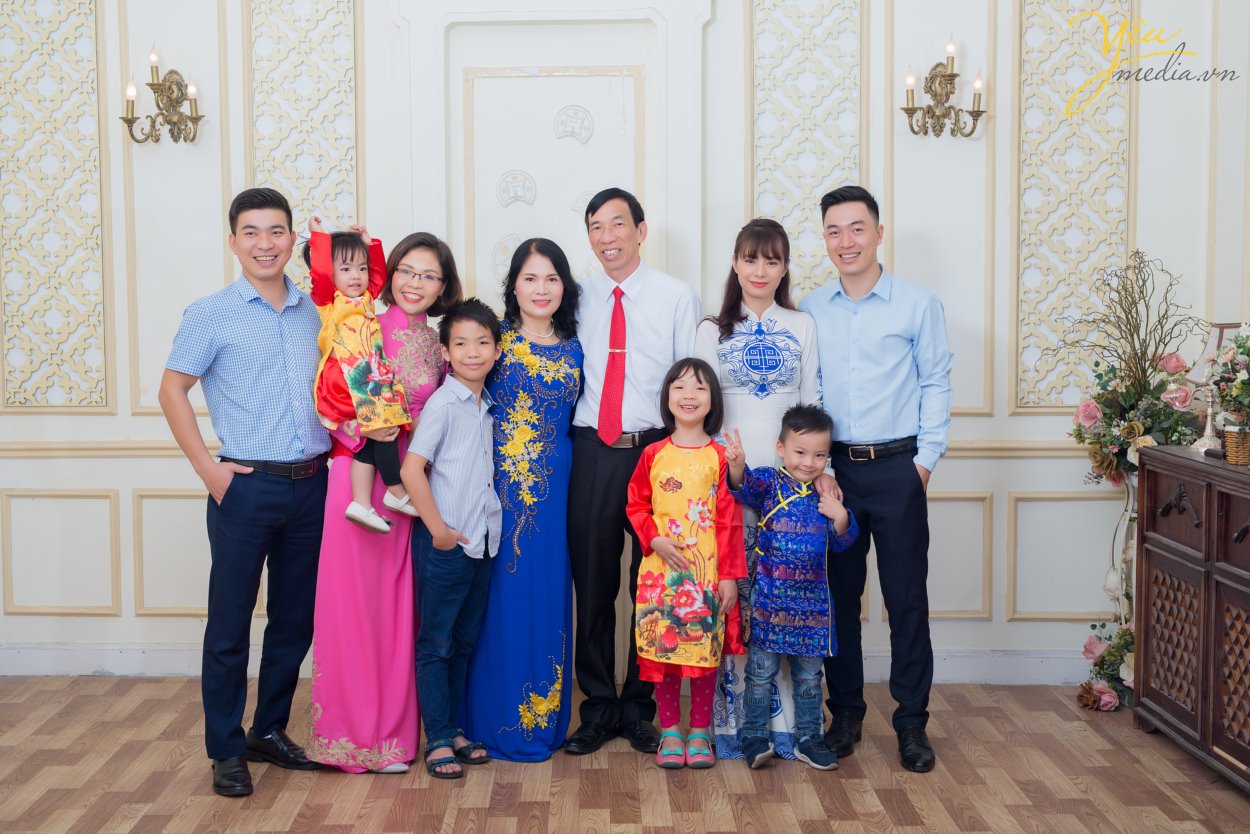 Với những lí do này, gia đình chị Thúy đã book Yêu Media với dịch vụ chụp ảnh gia đình trong phim trường Rosa nằm trên phố Lê Trọng Tấn ở Hà Nội - vừa thuận tiện đi lại, chi phí phải chăng, thời gian di chuyển ngắn, lại nhiều bối cảnh để chụp ảnh. Hãy cùng Yêu Media ngắm bộ ảnh album gia đình đầy tình yêu thương của gia đình chị Thúy nhé!