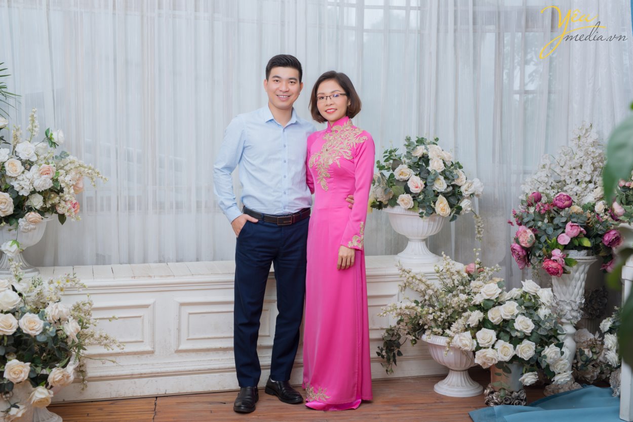 Với những lí do này, gia đình chị Thúy đã book Yêu Media với dịch vụ chụp ảnh gia đình trong phim trường Rosa nằm trên phố Lê Trọng Tấn ở Hà Nội - vừa thuận tiện đi lại, chi phí phải chăng, thời gian di chuyển ngắn, lại nhiều bối cảnh để chụp ảnh. Hãy cùng Yêu Media ngắm bộ ảnh album gia đình đầy tình yêu thương của gia đình chị Thúy nhé!