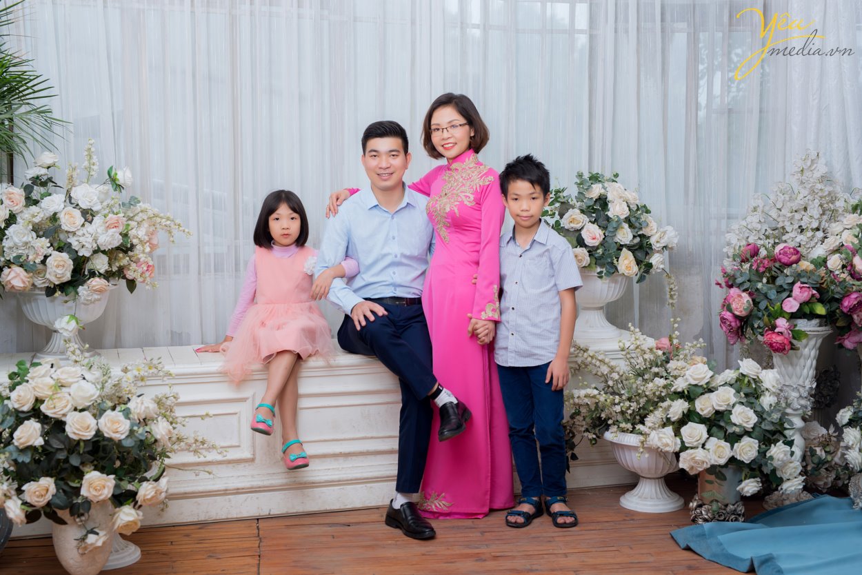 Với những lí do này, gia đình chị Thúy đã book Yêu Media với dịch vụ chụp ảnh gia đình trong phim trường Rosa nằm trên phố Lê Trọng Tấn ở Hà Nội - vừa thuận tiện đi lại, chi phí phải chăng, thời gian di chuyển ngắn, lại nhiều bối cảnh để chụp ảnh. Hãy cùng Yêu Media ngắm bộ ảnh album gia đình đầy tình yêu thương của gia đình chị Thúy nhé!