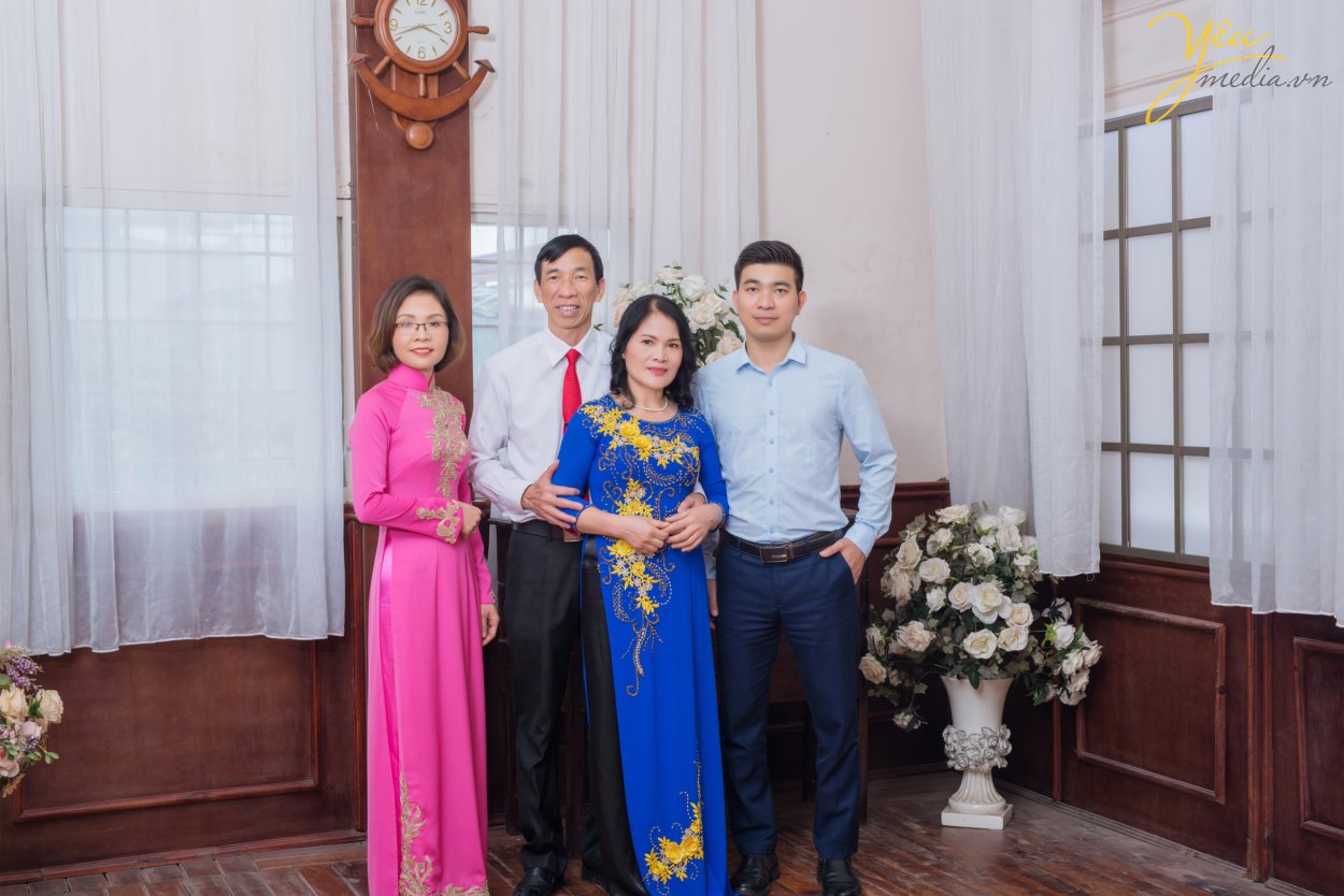 Với những lí do này, gia đình chị Thúy đã book Yêu Media với dịch vụ chụp ảnh gia đình trong phim trường Rosa nằm trên phố Lê Trọng Tấn ở Hà Nội - vừa thuận tiện đi lại, chi phí phải chăng, thời gian di chuyển ngắn, lại nhiều bối cảnh để chụp ảnh. Hãy cùng Yêu Media ngắm bộ ảnh album gia đình đầy tình yêu thương của gia đình chị Thúy nhé!
