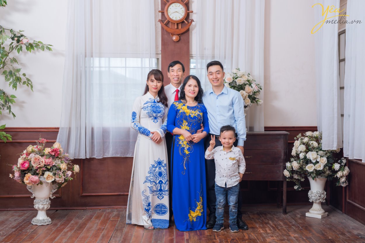 Với những lí do này, gia đình chị Thúy đã book Yêu Media với dịch vụ chụp ảnh gia đình trong phim trường Rosa nằm trên phố Lê Trọng Tấn ở Hà Nội - vừa thuận tiện đi lại, chi phí phải chăng, thời gian di chuyển ngắn, lại nhiều bối cảnh để chụp ảnh. Hãy cùng Yêu Media ngắm bộ ảnh album gia đình đầy tình yêu thương của gia đình chị Thúy nhé!