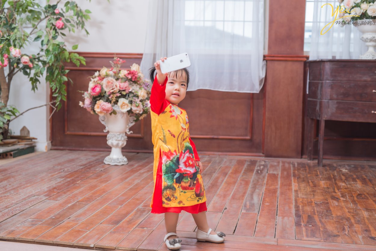 Với những lí do này, gia đình chị Thúy đã book Yêu Media với dịch vụ chụp ảnh gia đình trong phim trường Rosa nằm trên phố Lê Trọng Tấn ở Hà Nội - vừa thuận tiện đi lại, chi phí phải chăng, thời gian di chuyển ngắn, lại nhiều bối cảnh để chụp ảnh. Hãy cùng Yêu Media ngắm bộ ảnh album gia đình đầy tình yêu thương của gia đình chị Thúy nhé!