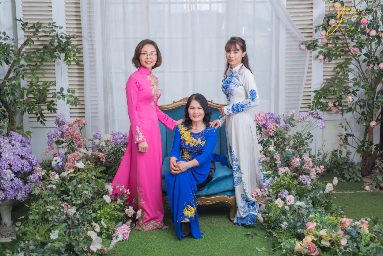 Với những lí do này, gia đình chị Thúy đã book Yêu Media với dịch vụ chụp ảnh gia đình trong phim trường Rosa nằm trên phố Lê Trọng Tấn ở Hà Nội - vừa thuận tiện đi lại, chi phí phải chăng, thời gian di chuyển ngắn, lại nhiều bối cảnh để chụp ảnh. Hãy cùng Yêu Media ngắm bộ ảnh album gia đình đầy tình yêu thương của gia đình chị Thúy nhé!