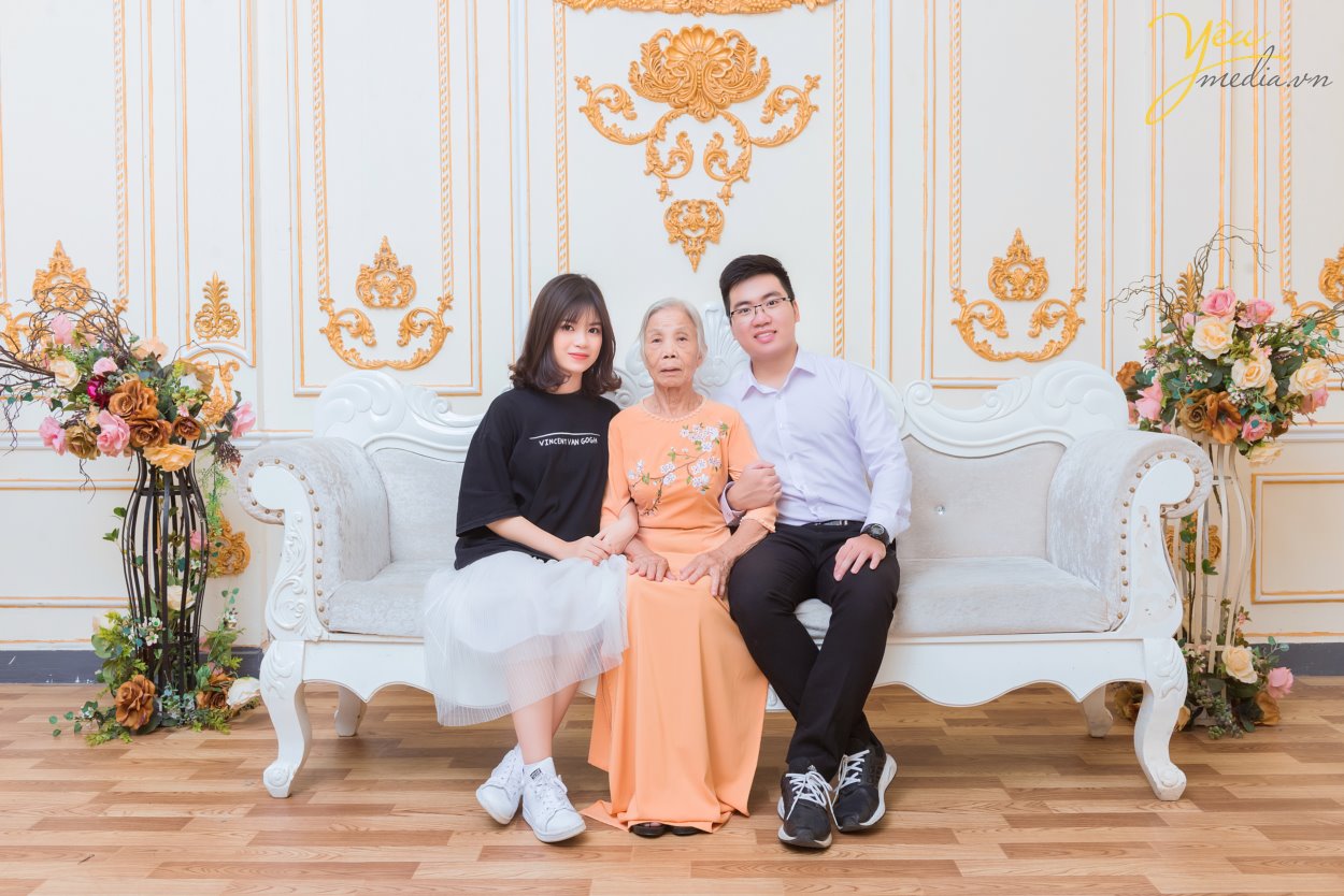 Những tấm ảnh gia đình được lồng trong khung kính, được lưu lại trong những tập album ảnh, từ lâu đã trở thành thứ không thể thiếu trong mỗi gia đình. Trong cuộc sống hằng ngày, có quá nhiều dấu ấn bạn muốn lưu giữ theo cách vẹn tròn và thân thương nhất. Và như để thỏa ước muốn này, hàng loạt dịch vụ chụp ảnh gia đình ra đời, giúp bạn lưu trữ những khoảnh khắc của từng thành viên trong gia đình để rồi hai, ba mươi năm nữa, thậm chí nửa thế kỷ nữa vẫn vẹn nguyên giá trị, thổn thức từng nhịp đập mỗi khi ta ngắm nhìn từng bức ảnh. Yêu Media hân hạnh phục vụ gia đình anh Tùng tại Hà Nội trong việc chụp ảnh đông đủ 5 thành viên: hai bố mẹ, hai anh em, và người bà mến thương - trong studio của phim trường Rosa tại phố Lê Trọng Tấn - gói chụp Family Rosa.
