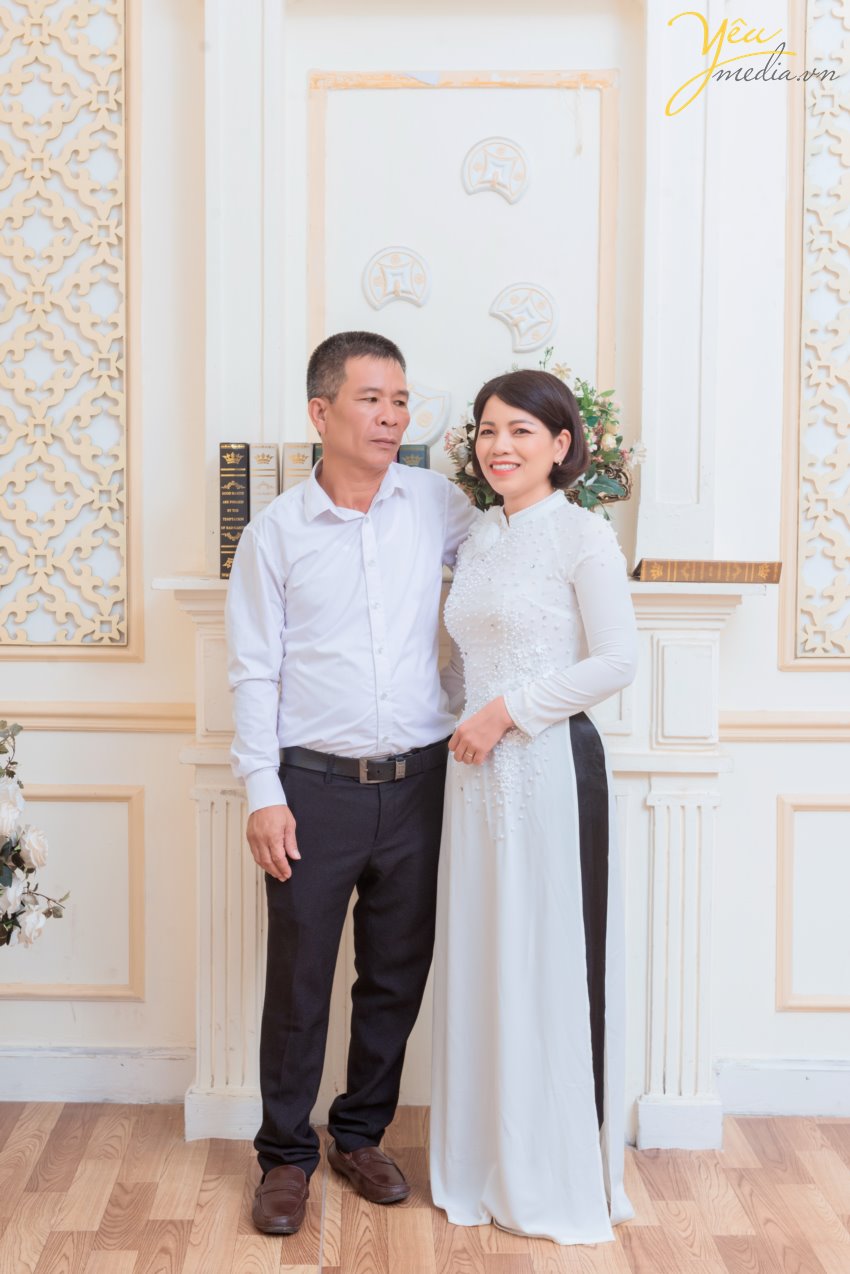 Những tấm ảnh gia đình được lồng trong khung kính, được lưu lại trong những tập album ảnh, từ lâu đã trở thành thứ không thể thiếu trong mỗi gia đình. Trong cuộc sống hằng ngày, có quá nhiều dấu ấn bạn muốn lưu giữ theo cách vẹn tròn và thân thương nhất. Và như để thỏa ước muốn này, hàng loạt dịch vụ chụp ảnh gia đình ra đời, giúp bạn lưu trữ những khoảnh khắc của từng thành viên trong gia đình để rồi hai, ba mươi năm nữa, thậm chí nửa thế kỷ nữa vẫn vẹn nguyên giá trị, thổn thức từng nhịp đập mỗi khi ta ngắm nhìn từng bức ảnh. Yêu Media hân hạnh phục vụ gia đình anh Tùng tại Hà Nội trong việc chụp ảnh đông đủ 5 thành viên: hai bố mẹ, hai anh em, và người bà mến thương - trong studio của phim trường Rosa tại phố Lê Trọng Tấn - gói chụp Family Rosa.