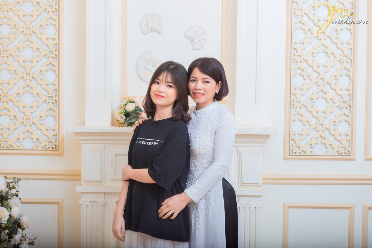 Những tấm ảnh gia đình được lồng trong khung kính, được lưu lại trong những tập album ảnh, từ lâu đã trở thành thứ không thể thiếu trong mỗi gia đình. Trong cuộc sống hằng ngày, có quá nhiều dấu ấn bạn muốn lưu giữ theo cách vẹn tròn và thân thương nhất. Và như để thỏa ước muốn này, hàng loạt dịch vụ chụp ảnh gia đình ra đời, giúp bạn lưu trữ những khoảnh khắc của từng thành viên trong gia đình để rồi hai, ba mươi năm nữa, thậm chí nửa thế kỷ nữa vẫn vẹn nguyên giá trị, thổn thức từng nhịp đập mỗi khi ta ngắm nhìn từng bức ảnh. Yêu Media hân hạnh phục vụ gia đình anh Tùng tại Hà Nội trong việc chụp ảnh đông đủ 5 thành viên: hai bố mẹ, hai anh em, và người bà mến thương - trong studio của phim trường Rosa tại phố Lê Trọng Tấn - gói chụp Family Rosa.