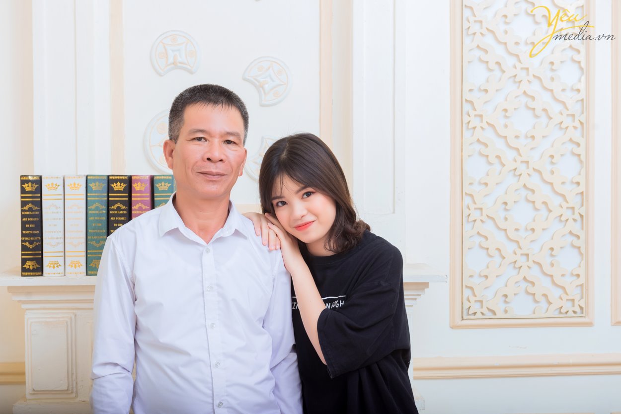 Những tấm ảnh gia đình được lồng trong khung kính, được lưu lại trong những tập album ảnh, từ lâu đã trở thành thứ không thể thiếu trong mỗi gia đình. Trong cuộc sống hằng ngày, có quá nhiều dấu ấn bạn muốn lưu giữ theo cách vẹn tròn và thân thương nhất. Và như để thỏa ước muốn này, hàng loạt dịch vụ chụp ảnh gia đình ra đời, giúp bạn lưu trữ những khoảnh khắc của từng thành viên trong gia đình để rồi hai, ba mươi năm nữa, thậm chí nửa thế kỷ nữa vẫn vẹn nguyên giá trị, thổn thức từng nhịp đập mỗi khi ta ngắm nhìn từng bức ảnh. Yêu Media hân hạnh phục vụ gia đình anh Tùng tại Hà Nội trong việc chụp ảnh đông đủ 5 thành viên: hai bố mẹ, hai anh em, và người bà mến thương - trong studio của phim trường Rosa tại phố Lê Trọng Tấn - gói chụp Family Rosa.