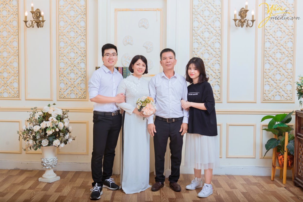 Những tấm ảnh gia đình được lồng trong khung kính, được lưu lại trong những tập album ảnh, từ lâu đã trở thành thứ không thể thiếu trong mỗi gia đình. Trong cuộc sống hằng ngày, có quá nhiều dấu ấn bạn muốn lưu giữ theo cách vẹn tròn và thân thương nhất. Và như để thỏa ước muốn này, hàng loạt dịch vụ chụp ảnh gia đình ra đời, giúp bạn lưu trữ những khoảnh khắc của từng thành viên trong gia đình để rồi hai, ba mươi năm nữa, thậm chí nửa thế kỷ nữa vẫn vẹn nguyên giá trị, thổn thức từng nhịp đập mỗi khi ta ngắm nhìn từng bức ảnh. Yêu Media hân hạnh phục vụ gia đình anh Tùng tại Hà Nội trong việc chụp ảnh đông đủ 5 thành viên: hai bố mẹ, hai anh em, và người bà mến thương - trong studio của phim trường Rosa tại phố Lê Trọng Tấn - gói chụp Family Rosa.
