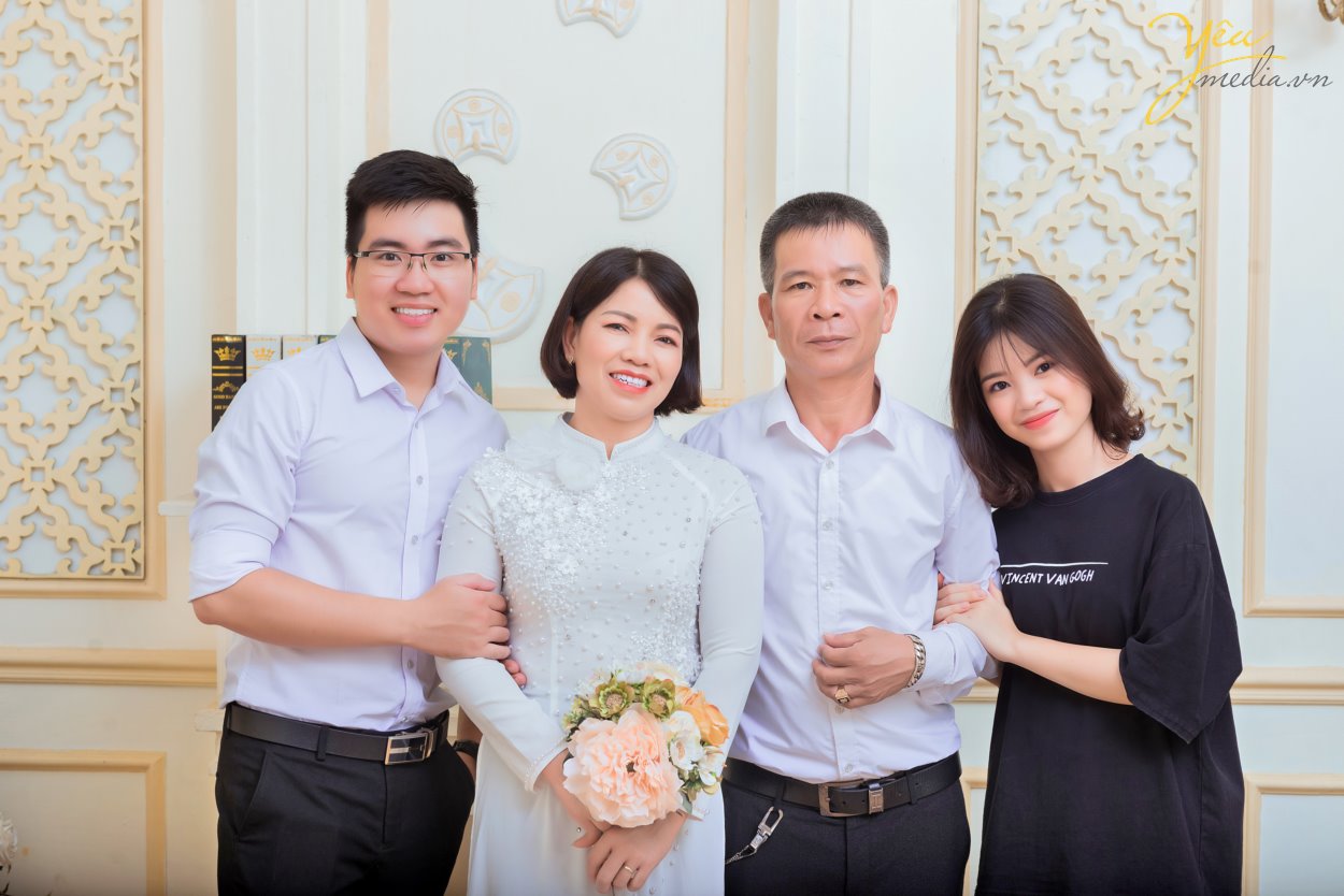 Những tấm ảnh gia đình được lồng trong khung kính, được lưu lại trong những tập album ảnh, từ lâu đã trở thành thứ không thể thiếu trong mỗi gia đình. Trong cuộc sống hằng ngày, có quá nhiều dấu ấn bạn muốn lưu giữ theo cách vẹn tròn và thân thương nhất. Và như để thỏa ước muốn này, hàng loạt dịch vụ chụp ảnh gia đình ra đời, giúp bạn lưu trữ những khoảnh khắc của từng thành viên trong gia đình để rồi hai, ba mươi năm nữa, thậm chí nửa thế kỷ nữa vẫn vẹn nguyên giá trị, thổn thức từng nhịp đập mỗi khi ta ngắm nhìn từng bức ảnh. Yêu Media hân hạnh phục vụ gia đình anh Tùng tại Hà Nội trong việc chụp ảnh đông đủ 5 thành viên: hai bố mẹ, hai anh em, và người bà mến thương - trong studio của phim trường Rosa tại phố Lê Trọng Tấn - gói chụp Family Rosa.