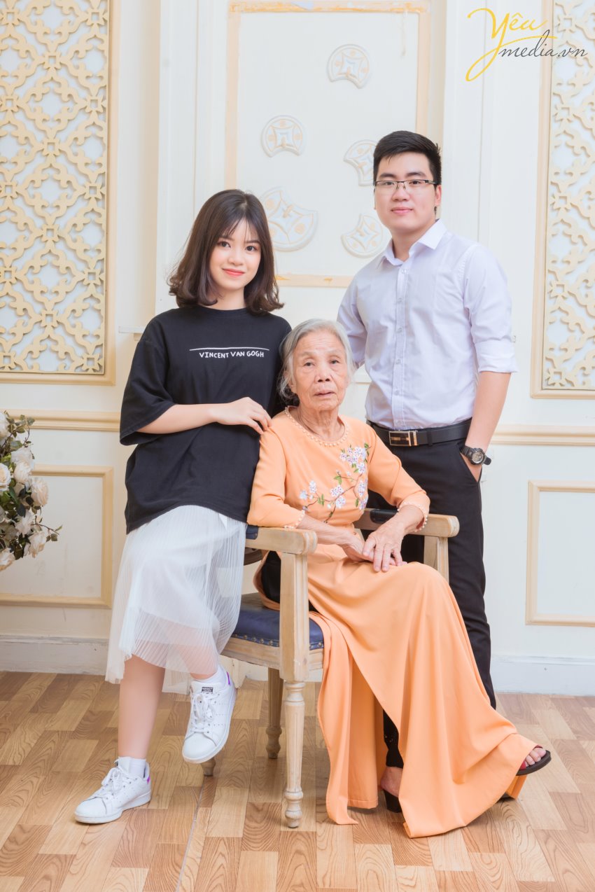 Những tấm ảnh gia đình được lồng trong khung kính, được lưu lại trong những tập album ảnh, từ lâu đã trở thành thứ không thể thiếu trong mỗi gia đình. Trong cuộc sống hằng ngày, có quá nhiều dấu ấn bạn muốn lưu giữ theo cách vẹn tròn và thân thương nhất. Và như để thỏa ước muốn này, hàng loạt dịch vụ chụp ảnh gia đình ra đời, giúp bạn lưu trữ những khoảnh khắc của từng thành viên trong gia đình để rồi hai, ba mươi năm nữa, thậm chí nửa thế kỷ nữa vẫn vẹn nguyên giá trị, thổn thức từng nhịp đập mỗi khi ta ngắm nhìn từng bức ảnh. Yêu Media hân hạnh phục vụ gia đình anh Tùng tại Hà Nội trong việc chụp ảnh đông đủ 5 thành viên: hai bố mẹ, hai anh em, và người bà mến thương - trong studio của phim trường Rosa tại phố Lê Trọng Tấn - gói chụp Family Rosa.