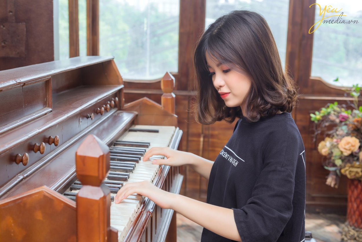 Những tấm ảnh gia đình được lồng trong khung kính, được lưu lại trong những tập album ảnh, từ lâu đã trở thành thứ không thể thiếu trong mỗi gia đình. Trong cuộc sống hằng ngày, có quá nhiều dấu ấn bạn muốn lưu giữ theo cách vẹn tròn và thân thương nhất. Và như để thỏa ước muốn này, hàng loạt dịch vụ chụp ảnh gia đình ra đời, giúp bạn lưu trữ những khoảnh khắc của từng thành viên trong gia đình để rồi hai, ba mươi năm nữa, thậm chí nửa thế kỷ nữa vẫn vẹn nguyên giá trị, thổn thức từng nhịp đập mỗi khi ta ngắm nhìn từng bức ảnh. Yêu Media hân hạnh phục vụ gia đình anh Tùng tại Hà Nội trong việc chụp ảnh đông đủ 5 thành viên: hai bố mẹ, hai anh em, và người bà mến thương - trong studio của phim trường Rosa tại phố Lê Trọng Tấn - gói chụp Family Rosa.