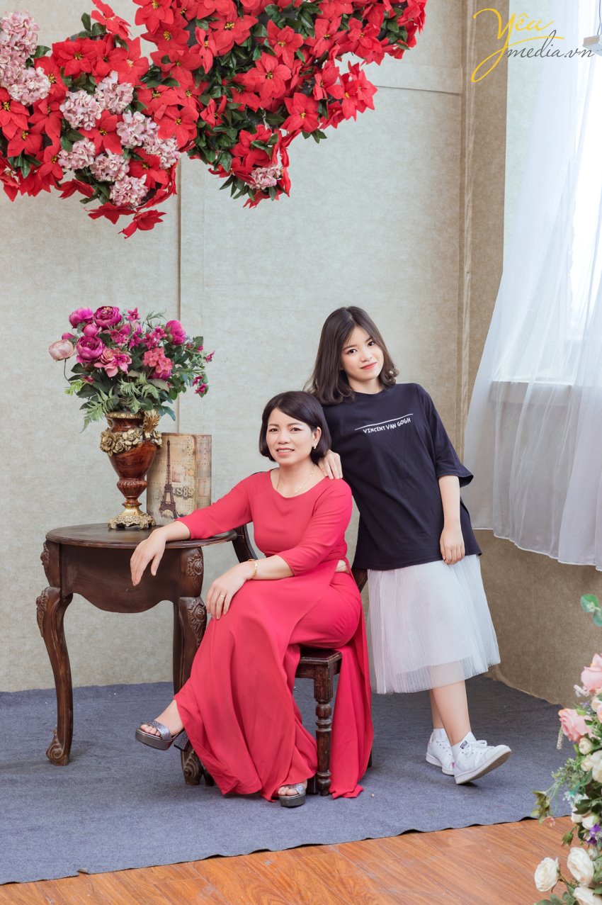 Những tấm ảnh gia đình được lồng trong khung kính, được lưu lại trong những tập album ảnh, từ lâu đã trở thành thứ không thể thiếu trong mỗi gia đình. Trong cuộc sống hằng ngày, có quá nhiều dấu ấn bạn muốn lưu giữ theo cách vẹn tròn và thân thương nhất. Và như để thỏa ước muốn này, hàng loạt dịch vụ chụp ảnh gia đình ra đời, giúp bạn lưu trữ những khoảnh khắc của từng thành viên trong gia đình để rồi hai, ba mươi năm nữa, thậm chí nửa thế kỷ nữa vẫn vẹn nguyên giá trị, thổn thức từng nhịp đập mỗi khi ta ngắm nhìn từng bức ảnh. Yêu Media hân hạnh phục vụ gia đình anh Tùng tại Hà Nội trong việc chụp ảnh đông đủ 5 thành viên: hai bố mẹ, hai anh em, và người bà mến thương - trong studio của phim trường Rosa tại phố Lê Trọng Tấn - gói chụp Family Rosa.