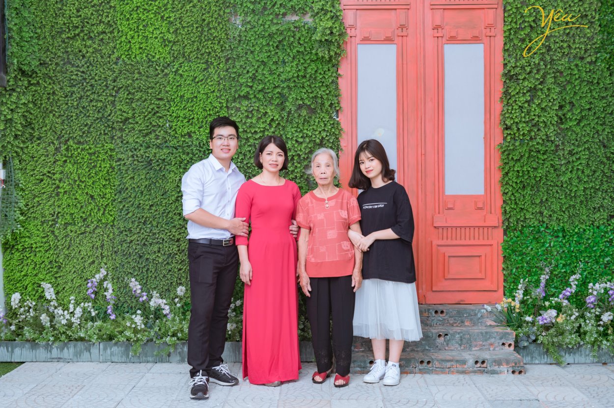 Những tấm ảnh gia đình được lồng trong khung kính, được lưu lại trong những tập album ảnh, từ lâu đã trở thành thứ không thể thiếu trong mỗi gia đình. Trong cuộc sống hằng ngày, có quá nhiều dấu ấn bạn muốn lưu giữ theo cách vẹn tròn và thân thương nhất. Và như để thỏa ước muốn này, hàng loạt dịch vụ chụp ảnh gia đình ra đời, giúp bạn lưu trữ những khoảnh khắc của từng thành viên trong gia đình để rồi hai, ba mươi năm nữa, thậm chí nửa thế kỷ nữa vẫn vẹn nguyên giá trị, thổn thức từng nhịp đập mỗi khi ta ngắm nhìn từng bức ảnh. Yêu Media hân hạnh phục vụ gia đình anh Tùng tại Hà Nội trong việc chụp ảnh đông đủ 5 thành viên: hai bố mẹ, hai anh em, và người bà mến thương - trong studio của phim trường Rosa tại phố Lê Trọng Tấn - gói chụp Family Rosa.