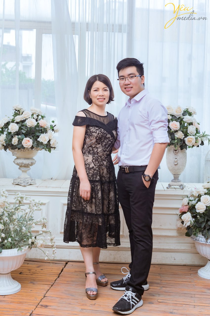 Những tấm ảnh gia đình được lồng trong khung kính, được lưu lại trong những tập album ảnh, từ lâu đã trở thành thứ không thể thiếu trong mỗi gia đình. Trong cuộc sống hằng ngày, có quá nhiều dấu ấn bạn muốn lưu giữ theo cách vẹn tròn và thân thương nhất. Và như để thỏa ước muốn này, hàng loạt dịch vụ chụp ảnh gia đình ra đời, giúp bạn lưu trữ những khoảnh khắc của từng thành viên trong gia đình để rồi hai, ba mươi năm nữa, thậm chí nửa thế kỷ nữa vẫn vẹn nguyên giá trị, thổn thức từng nhịp đập mỗi khi ta ngắm nhìn từng bức ảnh. Yêu Media hân hạnh phục vụ gia đình anh Tùng tại Hà Nội trong việc chụp ảnh đông đủ 5 thành viên: hai bố mẹ, hai anh em, và người bà mến thương - trong studio của phim trường Rosa tại phố Lê Trọng Tấn - gói chụp Family Rosa.