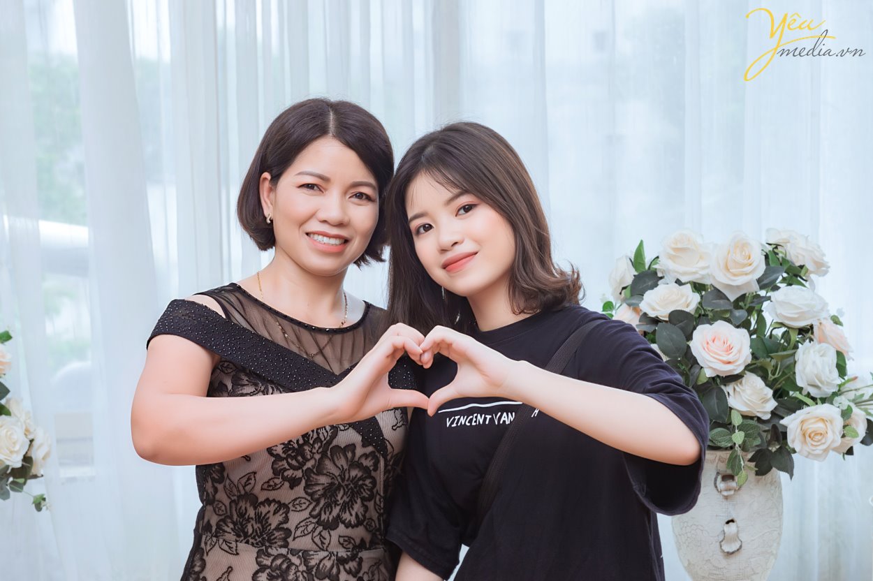 Những tấm ảnh gia đình được lồng trong khung kính, được lưu lại trong những tập album ảnh, từ lâu đã trở thành thứ không thể thiếu trong mỗi gia đình. Trong cuộc sống hằng ngày, có quá nhiều dấu ấn bạn muốn lưu giữ theo cách vẹn tròn và thân thương nhất. Và như để thỏa ước muốn này, hàng loạt dịch vụ chụp ảnh gia đình ra đời, giúp bạn lưu trữ những khoảnh khắc của từng thành viên trong gia đình để rồi hai, ba mươi năm nữa, thậm chí nửa thế kỷ nữa vẫn vẹn nguyên giá trị, thổn thức từng nhịp đập mỗi khi ta ngắm nhìn từng bức ảnh. Yêu Media hân hạnh phục vụ gia đình anh Tùng tại Hà Nội trong việc chụp ảnh đông đủ 5 thành viên: hai bố mẹ, hai anh em, và người bà mến thương - trong studio của phim trường Rosa tại phố Lê Trọng Tấn - gói chụp Family Rosa.