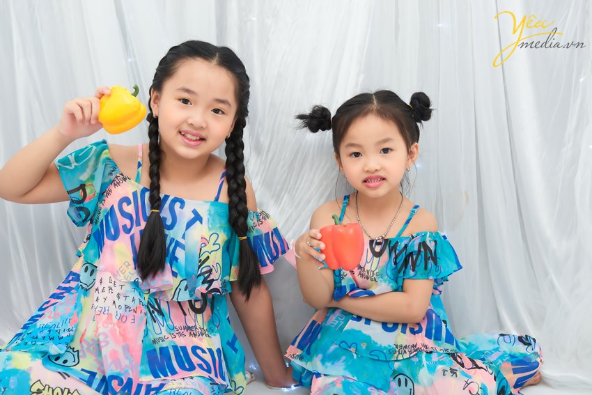 Không chỉ là người thân, chị em gái còn là những người bạn, là một phần kí ức tuổi thơ đầy ngọt ngào của mỗi người. Bộ ảnh "Chị em gái" ghi lại khoảnh khắc đáng yêu của hai bé gái chụp tại Yêu Media khiến ai cũng muốn có chị em gái ngay và luôn.
