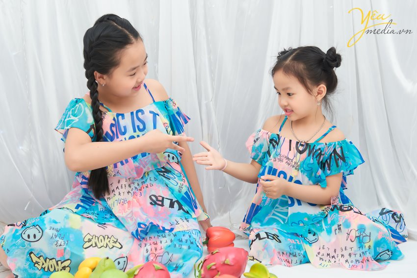 Không chỉ là người thân, chị em gái còn là những người bạn, là một phần kí ức tuổi thơ đầy ngọt ngào của mỗi người. Bộ ảnh "Chị em gái" ghi lại khoảnh khắc đáng yêu của hai bé gái chụp tại Yêu Media khiến ai cũng muốn có chị em gái ngay và luôn.