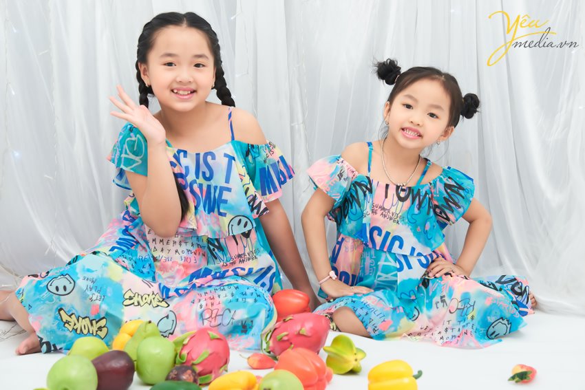 Không chỉ là người thân, chị em gái còn là những người bạn, là một phần kí ức tuổi thơ đầy ngọt ngào của mỗi người. Bộ ảnh "Chị em gái" ghi lại khoảnh khắc đáng yêu của hai bé gái chụp tại Yêu Media khiến ai cũng muốn có chị em gái ngay và luôn.