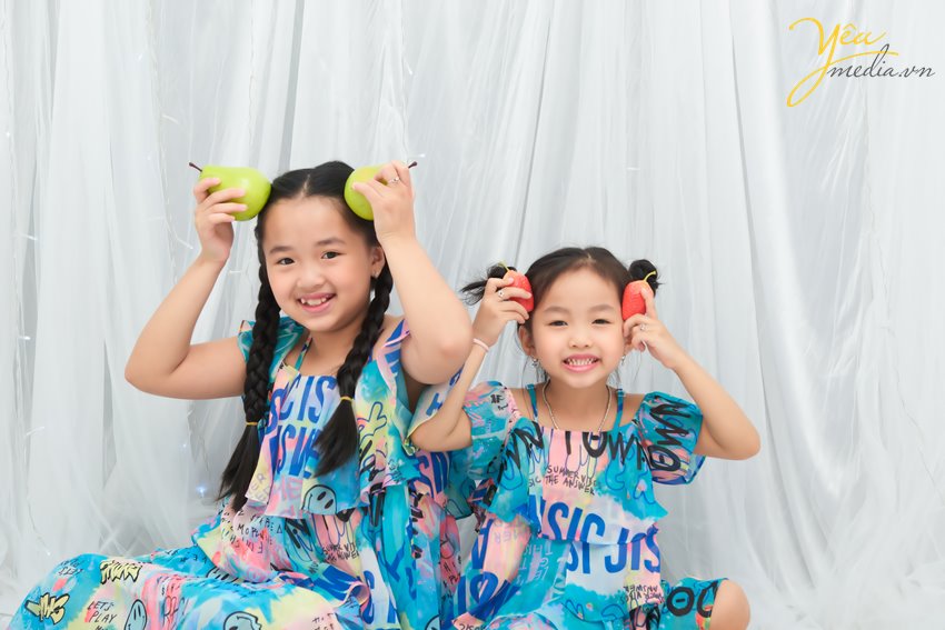 Không chỉ là người thân, chị em gái còn là những người bạn, là một phần kí ức tuổi thơ đầy ngọt ngào của mỗi người. Bộ ảnh "Chị em gái" ghi lại khoảnh khắc đáng yêu của hai bé gái chụp tại Yêu Media khiến ai cũng muốn có chị em gái ngay và luôn.