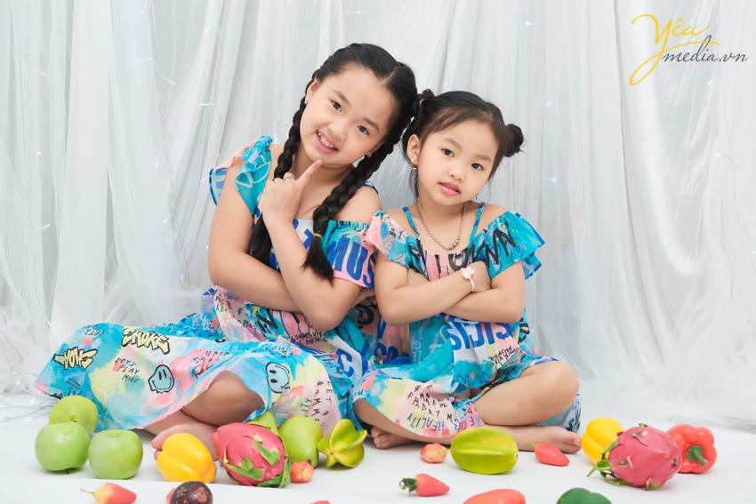 Không chỉ là người thân, chị em gái còn là những người bạn, là một phần kí ức tuổi thơ đầy ngọt ngào của mỗi người. Bộ ảnh "Chị em gái" ghi lại khoảnh khắc đáng yêu của hai bé gái chụp tại Yêu Media khiến ai cũng muốn có chị em gái ngay và luôn.