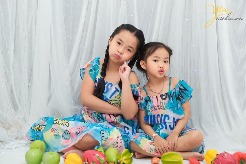 Không chỉ là người thân, chị em gái còn là những người bạn, là một phần kí ức tuổi thơ đầy ngọt ngào của mỗi người. Bộ ảnh "Chị em gái" ghi lại khoảnh khắc đáng yêu của hai bé gái chụp tại Yêu Media khiến ai cũng muốn có chị em gái ngay và luôn.