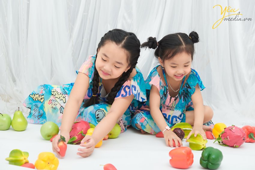 Không chỉ là người thân, chị em gái còn là những người bạn, là một phần kí ức tuổi thơ đầy ngọt ngào của mỗi người. Bộ ảnh "Chị em gái" ghi lại khoảnh khắc đáng yêu của hai bé gái chụp tại Yêu Media khiến ai cũng muốn có chị em gái ngay và luôn.