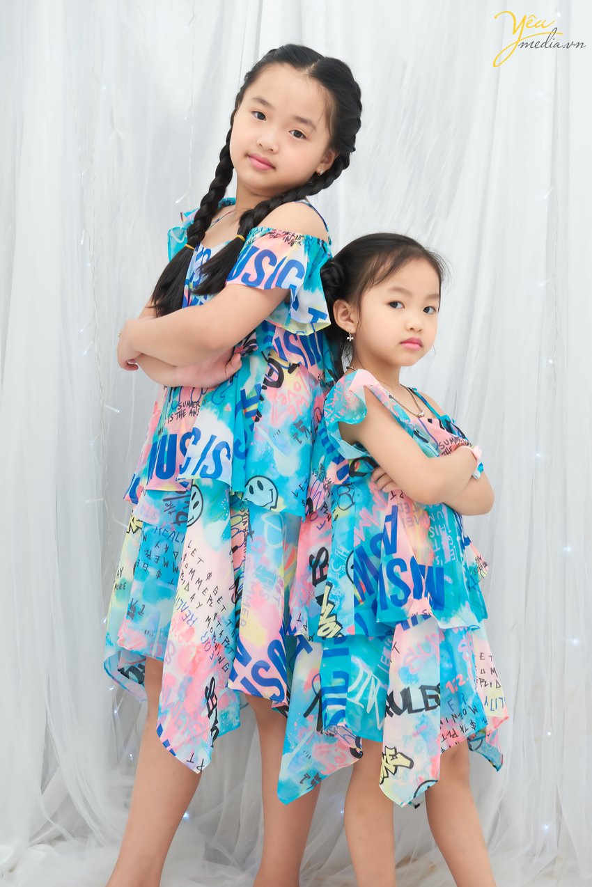 Không chỉ là người thân, chị em gái còn là những người bạn, là một phần kí ức tuổi thơ đầy ngọt ngào của mỗi người. Bộ ảnh "Chị em gái" ghi lại khoảnh khắc đáng yêu của hai bé gái chụp tại Yêu Media khiến ai cũng muốn có chị em gái ngay và luôn.