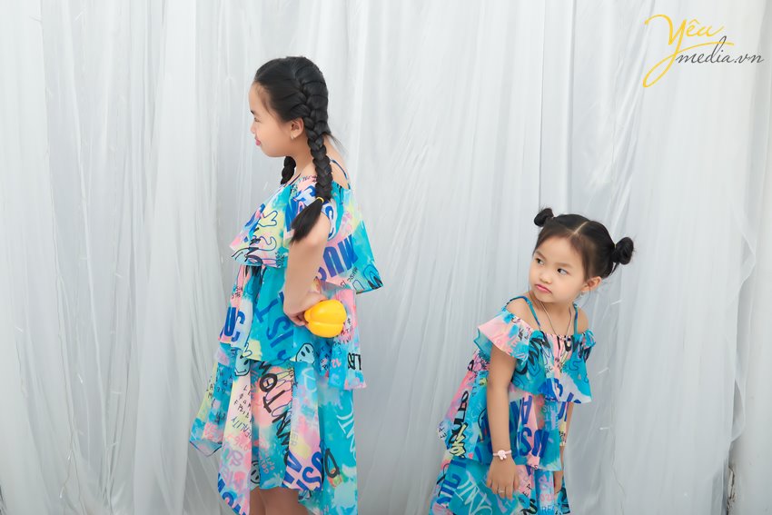 Không chỉ là người thân, chị em gái còn là những người bạn, là một phần kí ức tuổi thơ đầy ngọt ngào của mỗi người. Bộ ảnh "Chị em gái" ghi lại khoảnh khắc đáng yêu của hai bé gái chụp tại Yêu Media khiến ai cũng muốn có chị em gái ngay và luôn.