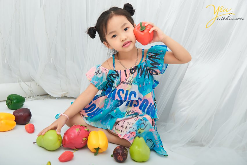 Không chỉ là người thân, chị em gái còn là những người bạn, là một phần kí ức tuổi thơ đầy ngọt ngào của mỗi người. Bộ ảnh "Chị em gái" ghi lại khoảnh khắc đáng yêu của hai bé gái chụp tại Yêu Media khiến ai cũng muốn có chị em gái ngay và luôn.