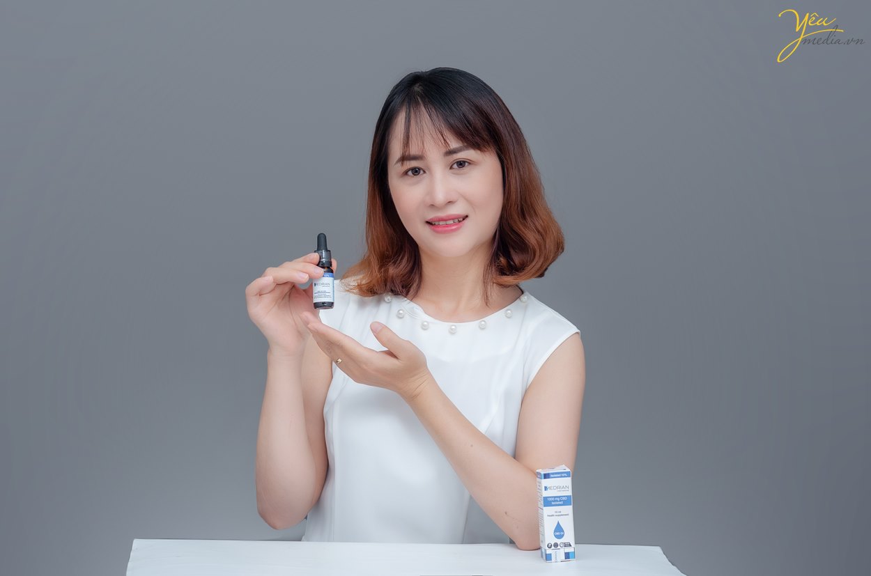 Chụp ảnh chân dung doanh nhân với sản phẩm Mỹ phẩm từ Châu Âu