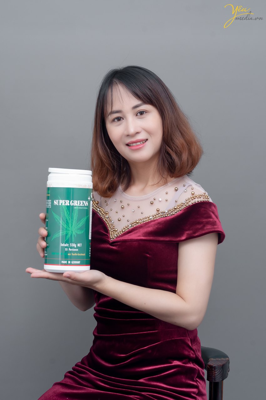 Chụp ảnh chân dung doanh nhân với sản phẩm Mỹ phẩm từ Châu Âu