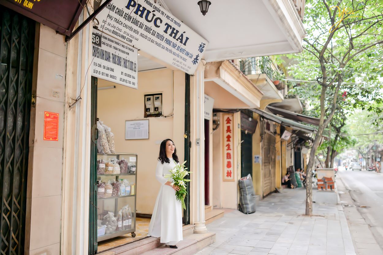 Chụp ảnh áo dài với hoa loa kèn ở đâu đẹp tại Hà Nội