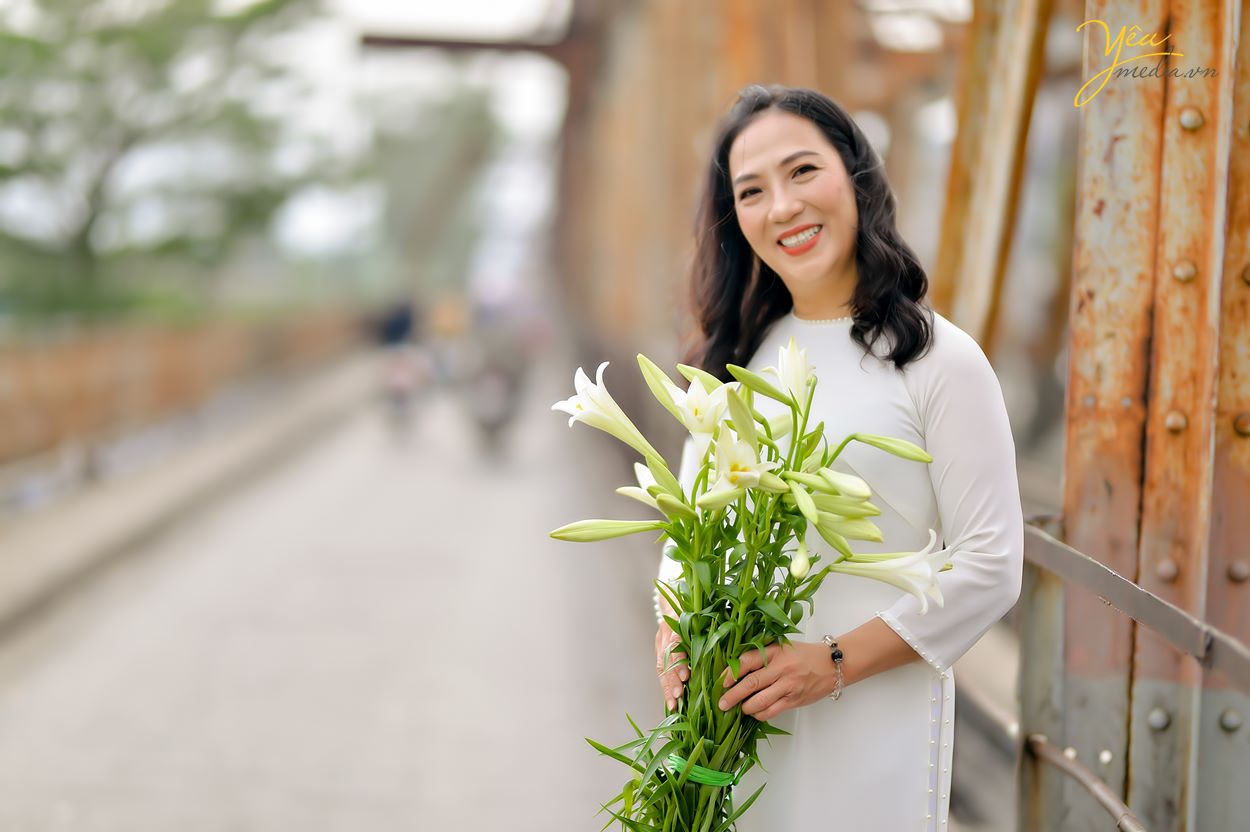 Chụp ảnh áo dài với hoa loa kèn ở đâu đẹp tại Hà Nội